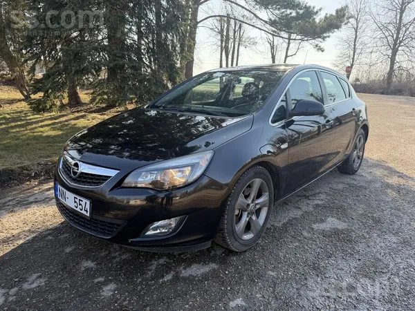 Opel Auto labā stāvoklī, samainīti aizmugurējie bremžu 