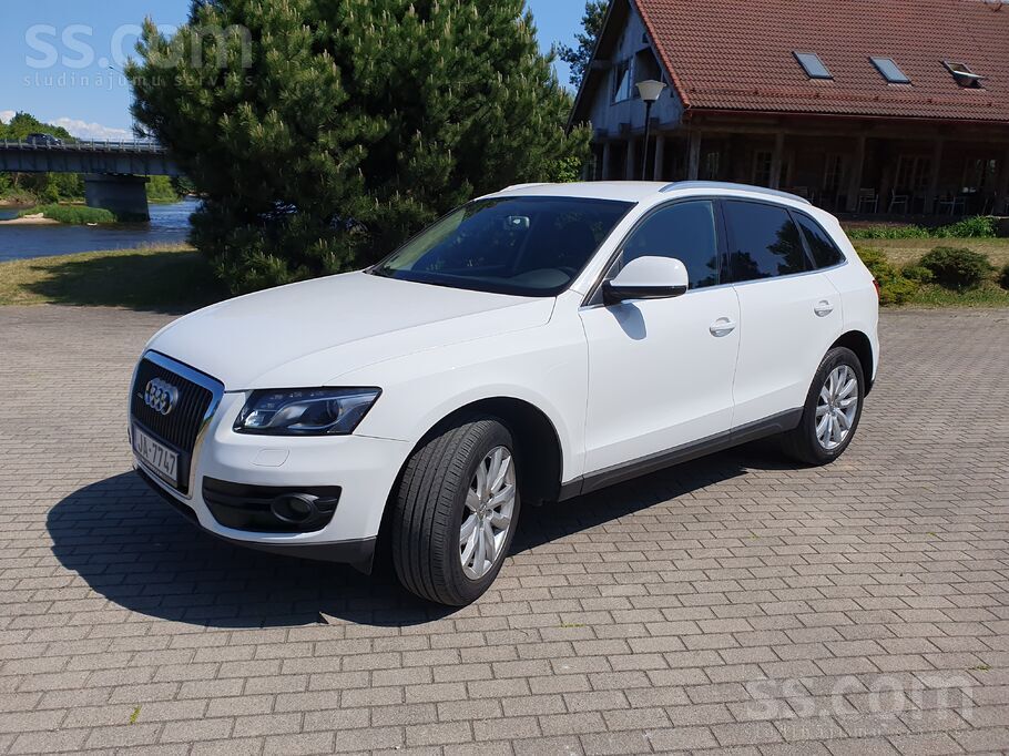 Audi 2012. gada Audi Q5 quattro ar jaudīgo, bet tajā pa
