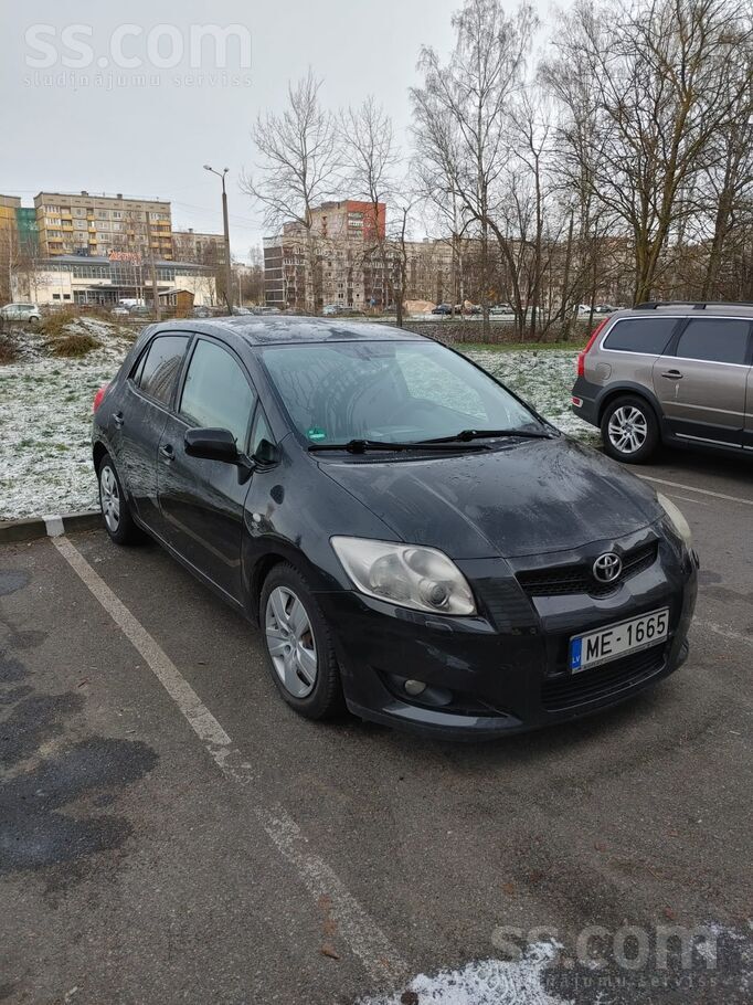 Toyota Pārdod Toyota Auris labā tehniskā un vizuālā stāvo