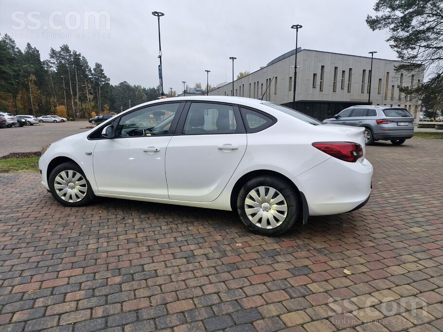 Opel Astra Notchback, teicamā tehniskā un vizuālā stāvoklī. 
Visas apkopes