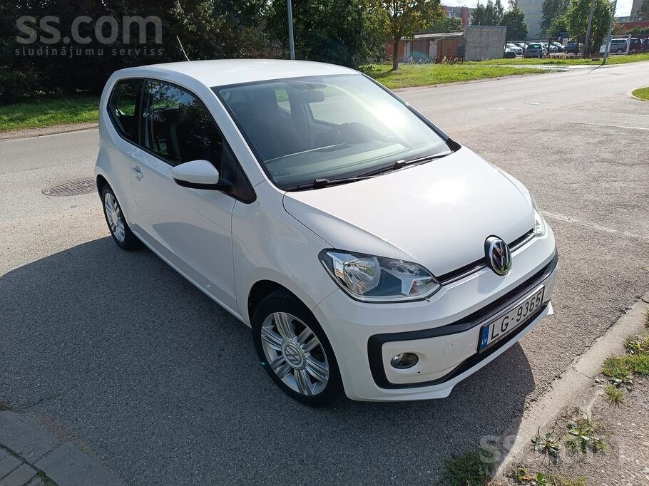 Pārdodu mazu, ekonomisku un stilīgu auto. Automašīnai automātiskā ātrumkārba