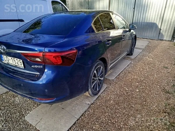 Toyota Avensis 1.8 benzīns 108kW ar automātisko pārnesumu kārbu. 

Tikko i