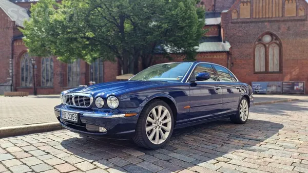 Tiek pardots elegants Xj8 teicamā stāvoklī. Ļoti dinamiskā un komfortablā ma