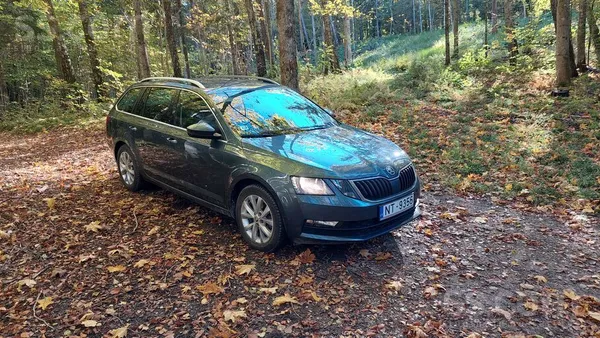 Skoda Auto ļoti labā tehniskā vizuālā stāvoklī. Brauc vi