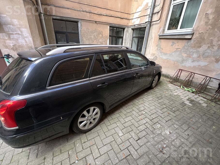 Легковой автомобиль Toyota Avensis в хорошей комплектации- кожаный салон, эл