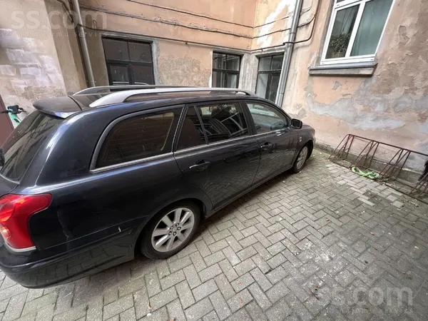 Легковой автомобиль Toyota Avensis в хорошей комплектации- кожаный салон, эл