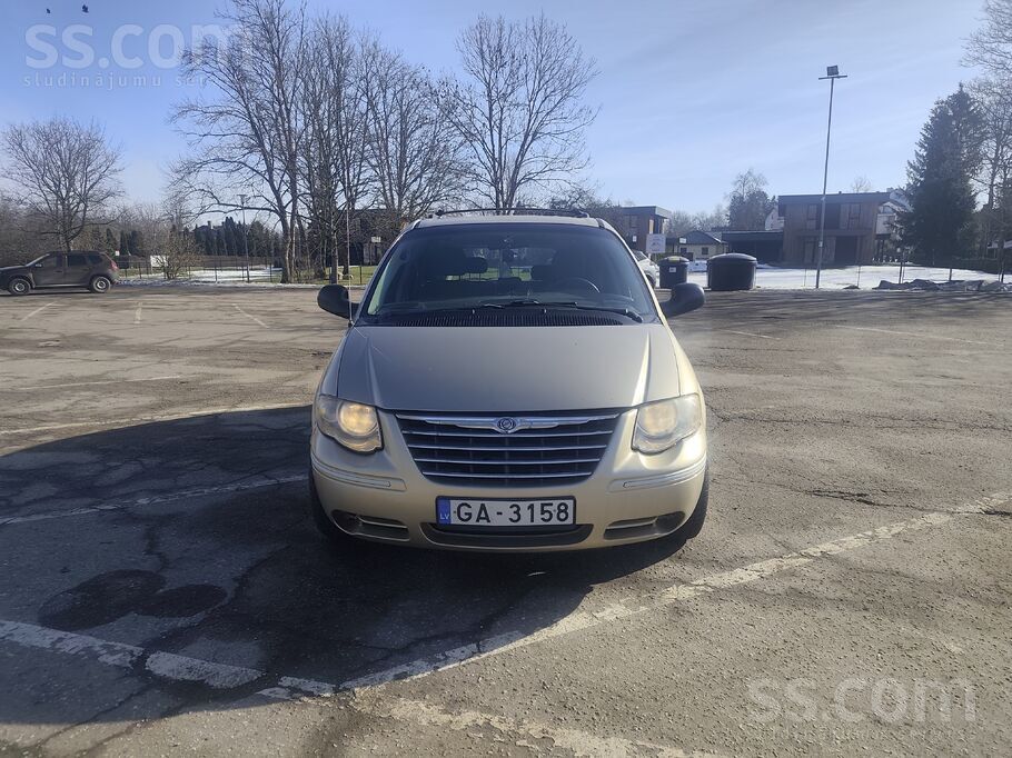 Chrysler Sēdekļus var ielocīt grīdā. Ir vizuāli defekti. Ko