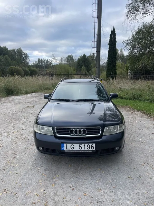 Audi Pārdodu Audi A4. Ir vizuāli defekti. Auto var apsk