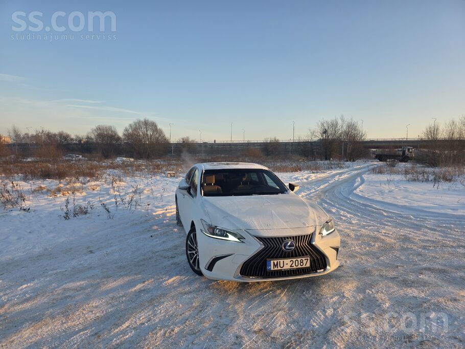 Lexus Pārdod plašu komfortāblu biznesa-klases sedanu Lex