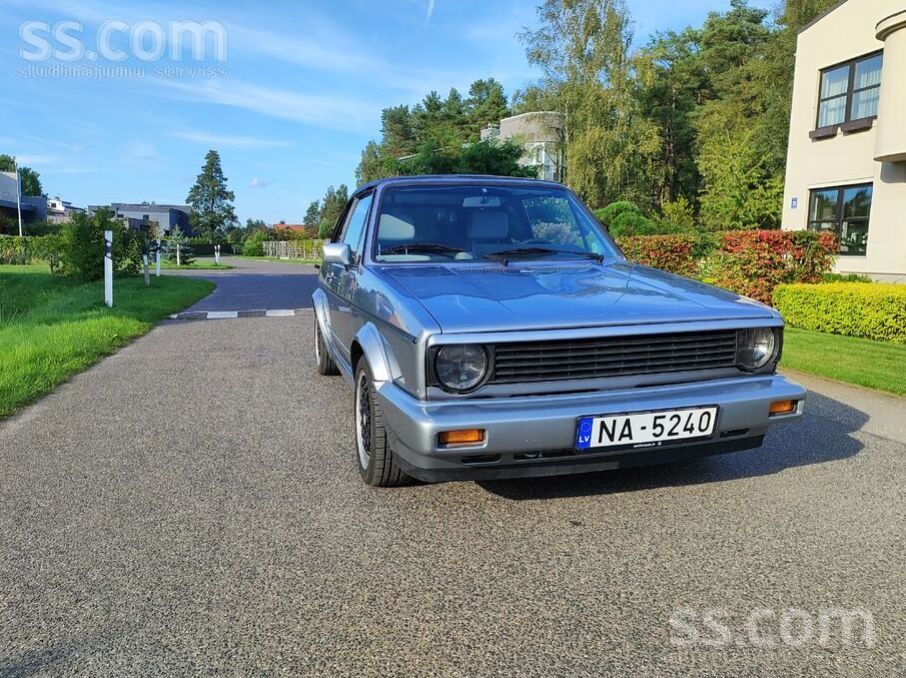 Volkswagen Golf Mk1 Cabriolet ar 1.8 benzīna dzinēju un automātisko ātrumkār