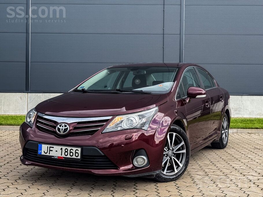 Toyota Avensis ar 2.0 litru dīzeļdzinēju un automātisko transmisiju. 110kW.
