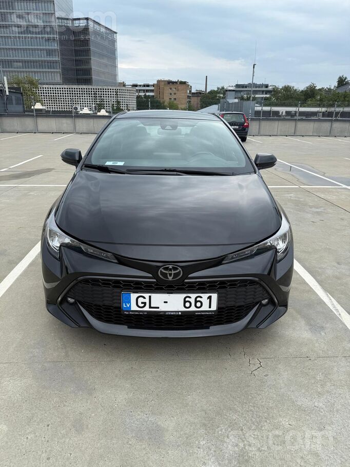Pārdodu ļoti labi koptu Toyota Corolla Hatchback melnā metāliskā krāsā. Auto
