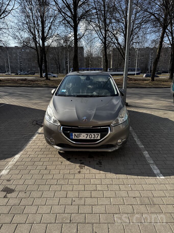 Peugeot Selling Peugeot 208, 2014, 1.6 ehdi diesel, spirit
