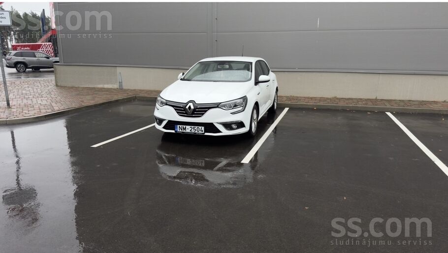 Renault Sakara ar jauna auto iegādi uz tirgu iet balts Ren