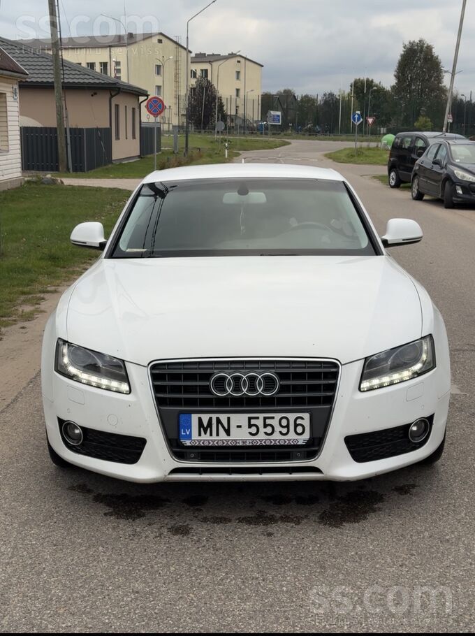 Audi A5 2.7d Jauna T. A. Красивый замшевый салон, сидения с подогревом, фары