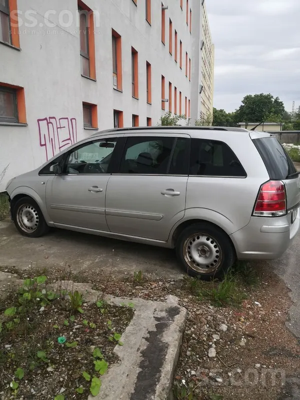 Opel Машина на ходу. Есть внешние дефекты.