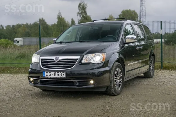 Lancia Lancia Voyager ar 2.8 litru dīzeļdzinēju un automā
