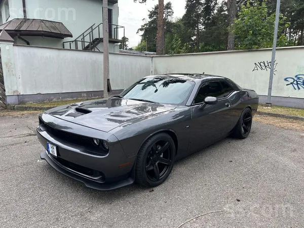 Dodge Pārdod Dodge Challenger. 