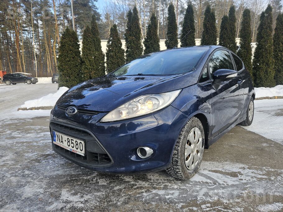 Ford Stilīgs, ekonomisks divu durvju auto, ar sporta pa