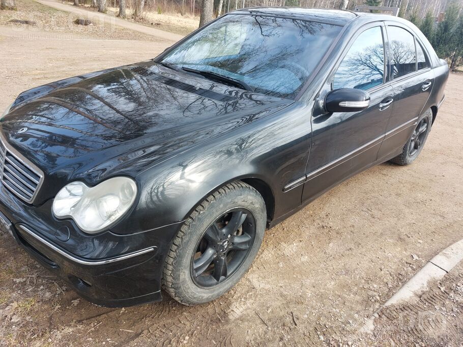 Tā kā ģimenē vairs nav nepieciešama otra mašīna, tiek pārdots Mercedes-Benz