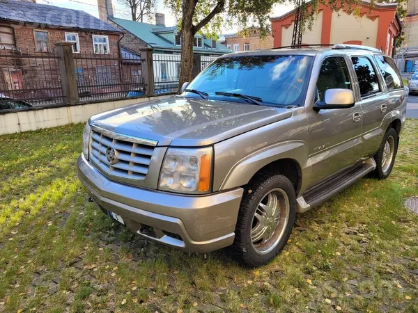 Pārdodu Cadillac Escalade 6.0L benzīns/gāze. Vizuāli defektiņi, bildēs redza