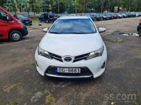 Toyota Skaists auto tiko ievests no Francijas. Toyota Aur