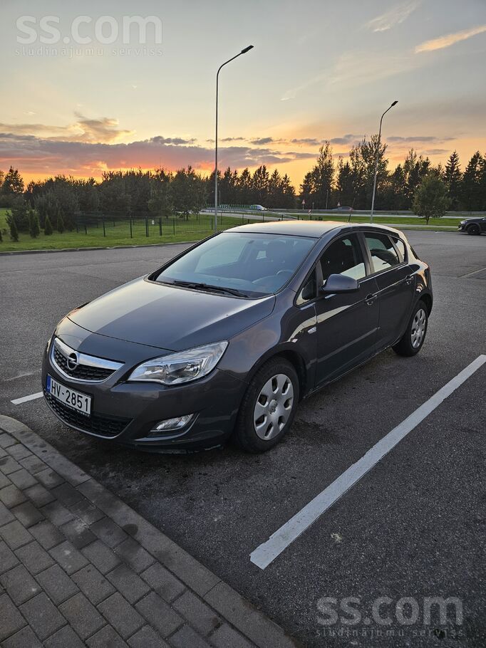 Opel Astra J, hečbeks. 2012. gada ar patiesu un parbaudāmu nobraukumu. Pēdēj