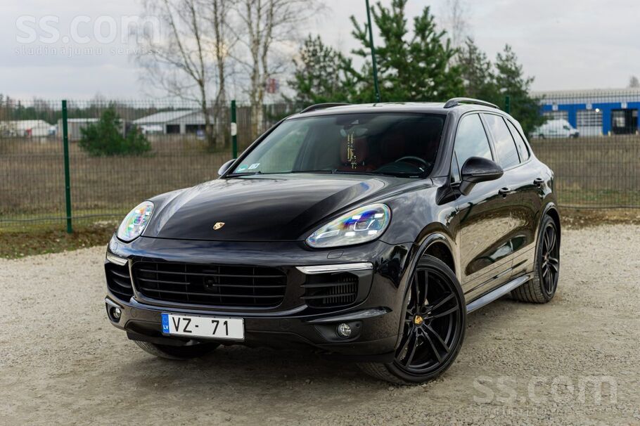 Porsche Cayenne S ar 4.2 litru dīzeļdzinēju un automātisko transmisiju.
El