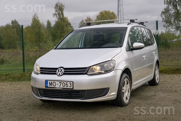 Volkswagen VW Touran ar 1.6 litru dīzeļdzinēju un automātisko