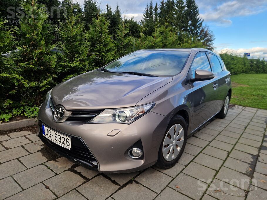 Toyota Auto bez avārijām iegādāts šeit jauns .
