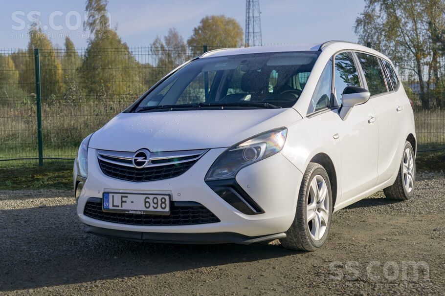Opel Opel Zafira Tourer ar 2.0 litru dīzeļdzinēju un au