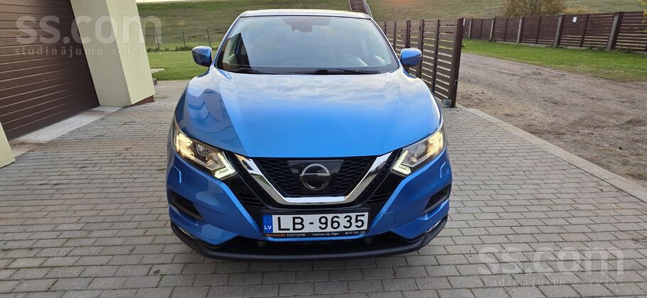 Nissan Продается автомобиль в хорошем визуальном и технич