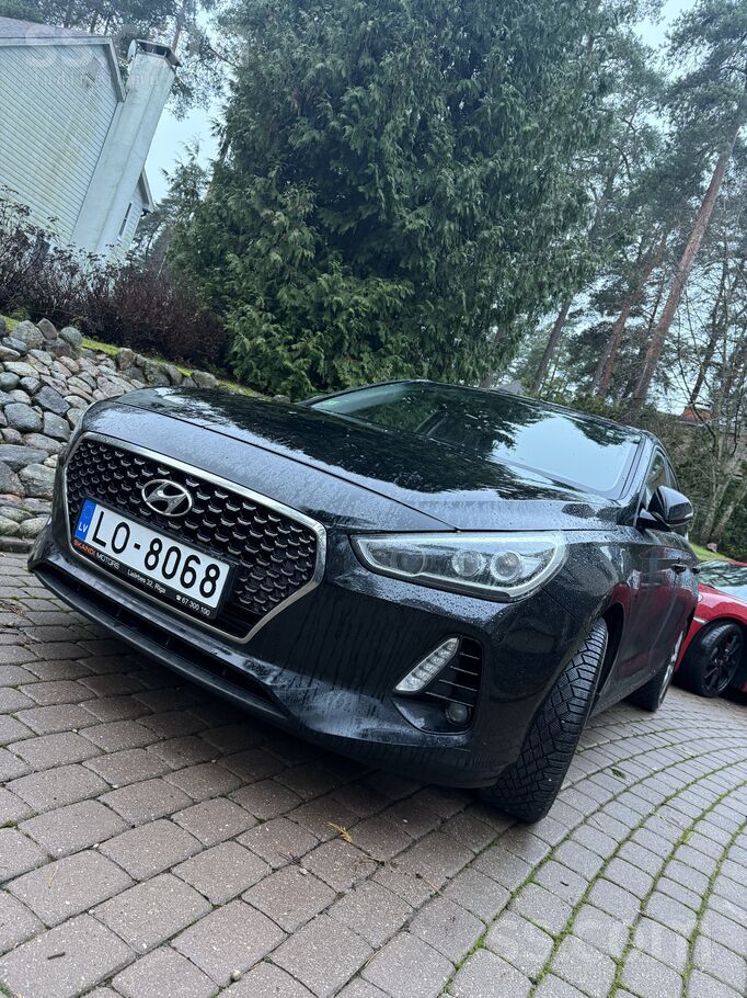 Augstākais aprīkojuma līmenis - ļoti laba komplektācija. Aprīkots ar apple c