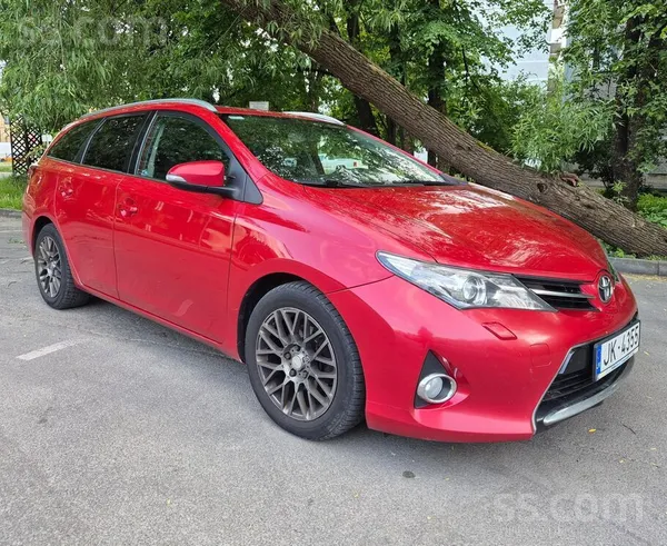 Toyota Pārdod uzticamu, ļoti ietilpīgu, ērtu un ekonomisk
