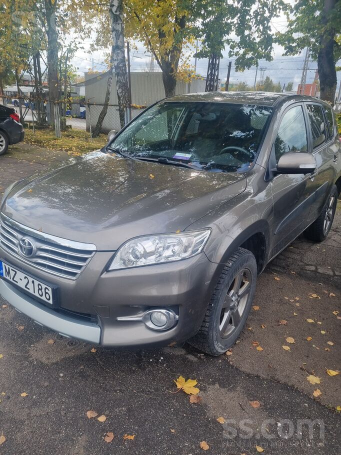 Toyota rav4 2.0 benzīna dzinējs jauda 116kw, labs uzticams auto, ir vizuāli