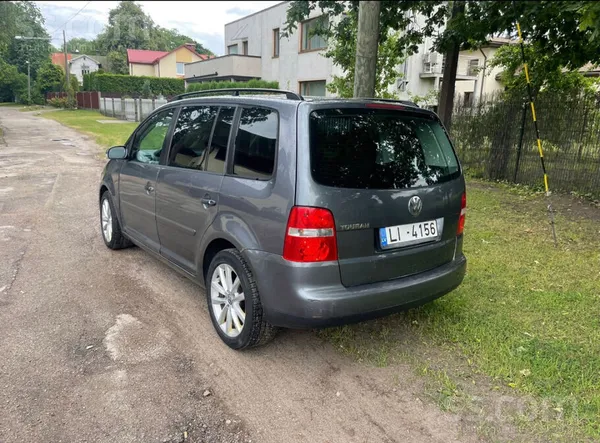 Volkswagen Pardod Wv tauran 1.6 fsi benzīna dzinēju. Lai izie