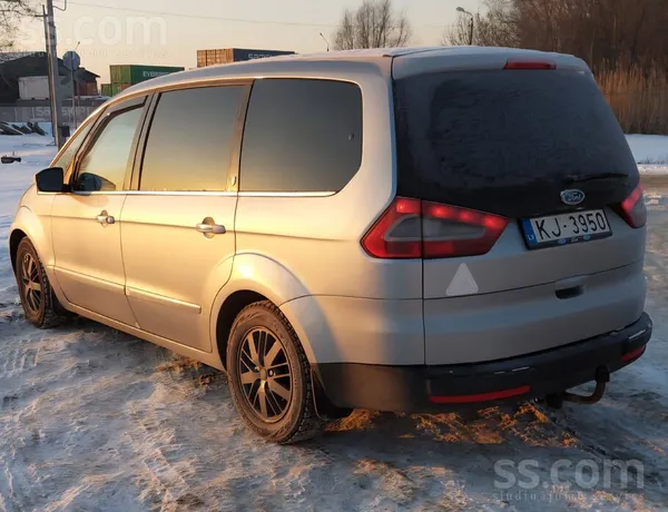 Ford Auto normālā vizuālā un tehniskā stāvoklī. Motors 