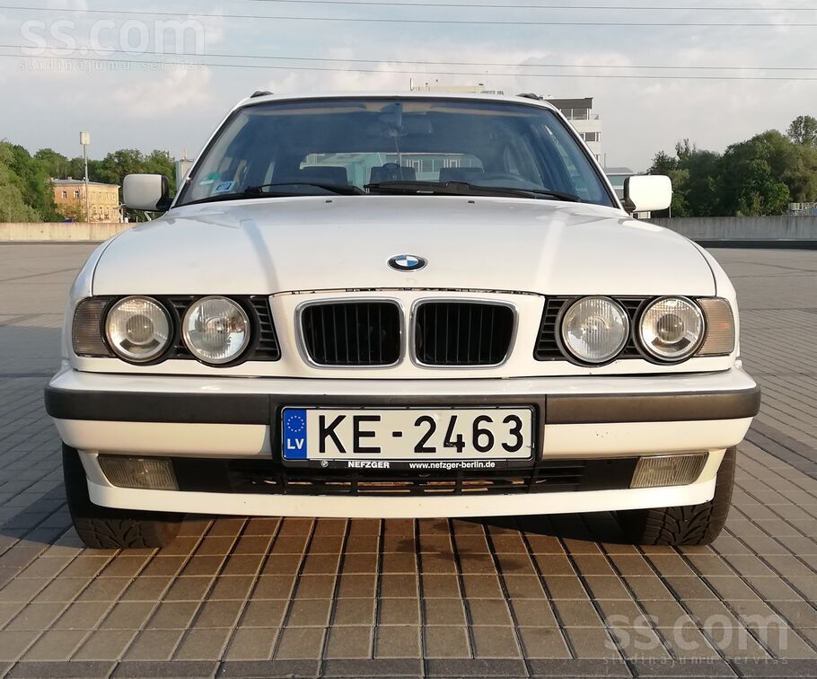 Tiek tirgota dzīva 518i touring virsbūve 1996/02, noņemta no uzskaites, bez