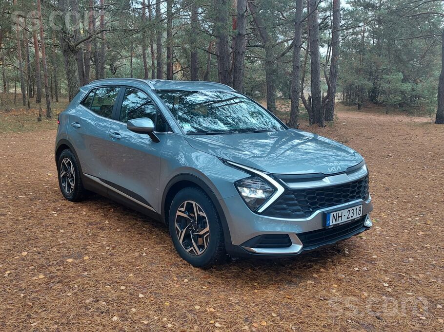 Девушка продает автомобиль, купленный в Латвии у дилера. Обслуживание своевр