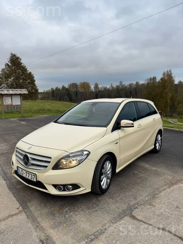 Mercedes Pārdod koptu Mercedes-Benz B180 (2012) ar svaigu t