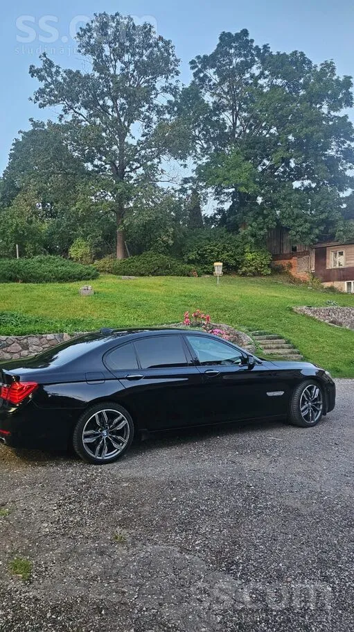 BMW Pārdod BMW 740 ar automātisko ātrumkārbu. 