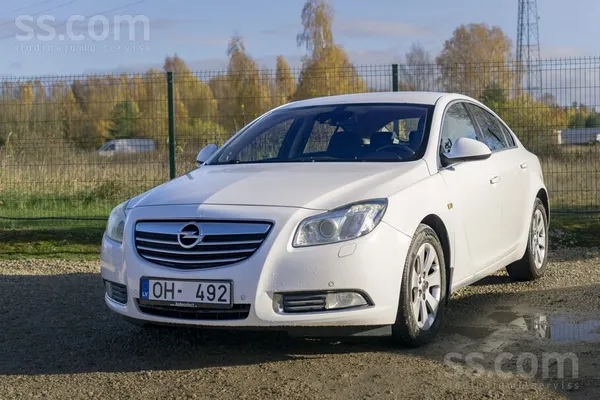 Opel Opel Insignia ar 2.0 litru dīzeļdzinēju un automāt