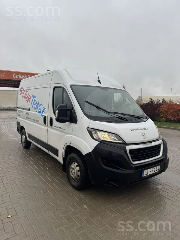 Pārdod Peugeot Boxer dīzelis, ar hidraulisko lafeti un jaunu TA 10.2026. Aut