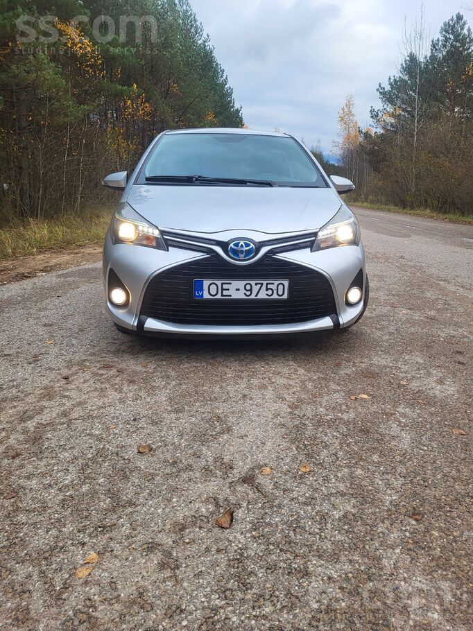 Toyota Yaris Hybrid 1.5 benzīns/hybrid 55kW. Laba komplektācija. Jauna Ta. P