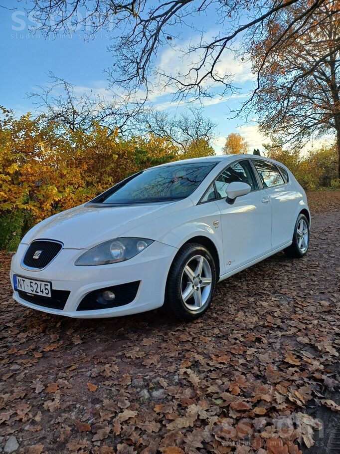 Seat Leon 1.2 benzīns, 2011. gads, balts, 6-pakāpju mehāniskā kārba.
Tie