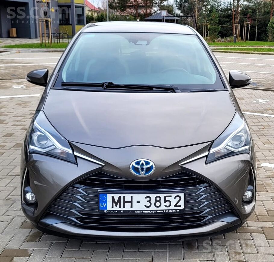 Toyota Yaris 1.5 hybrid, pēlēka metāliska krāsa. Jauns auto iegādāts Latvijā