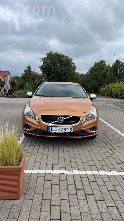 Volvo Pārdod 2012. gada Volvo V60 ar jaudīgo un uzticamo