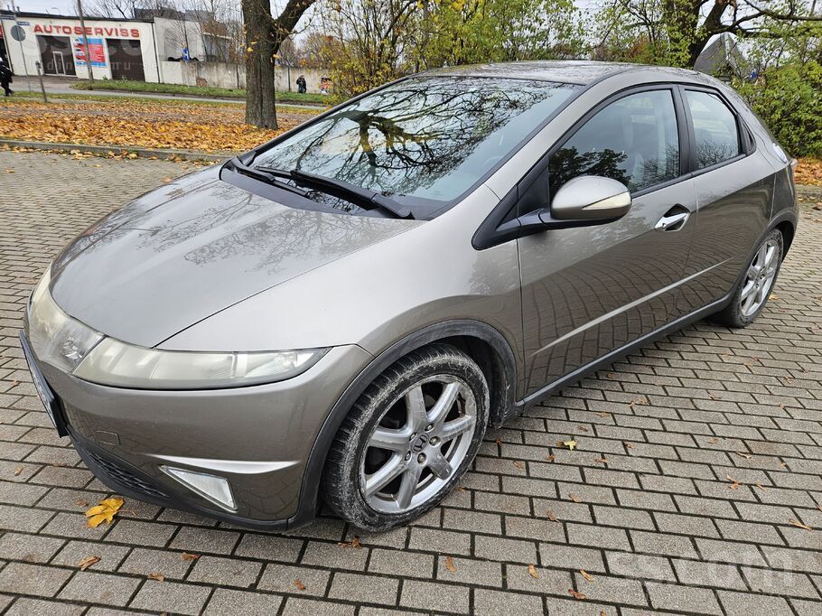 Tiek pārdots Honda Civic. Degvielas patēriņš pa pilsētu ap 6 litri uz 100km.