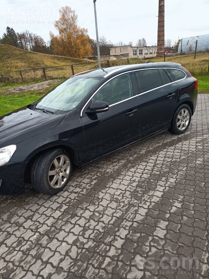 D5 2, 4l dīzelis, 151kw motors. Ļoti labā tehniskajā stāvoklī. Pilns ādas sa