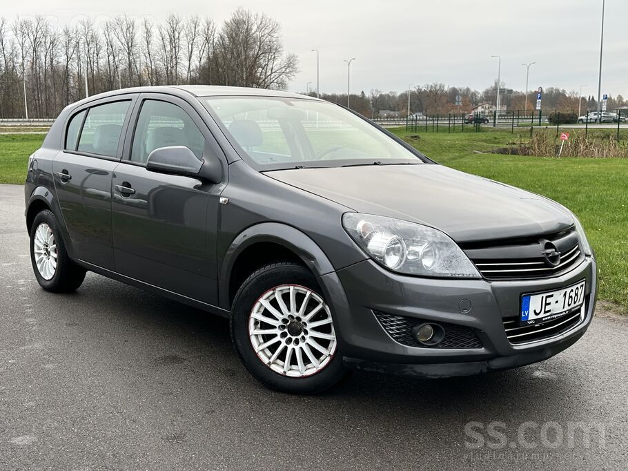 Opel Opel Astra feislifta 2013. gada modelis. Jauna TA.